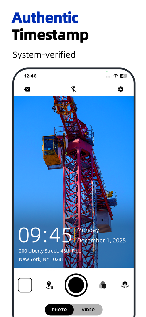 Smartphone-Bildschirm zeigt ein Foto eines roten Baukran mit einem digitalen Zeitstempel und einer Adressüberlagerung von New York.