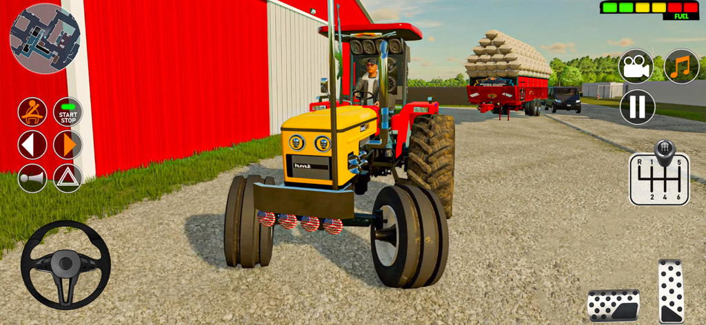 Un tractor amarillo aparcado frente a un granero rojo en un juego de simulación de agricultura