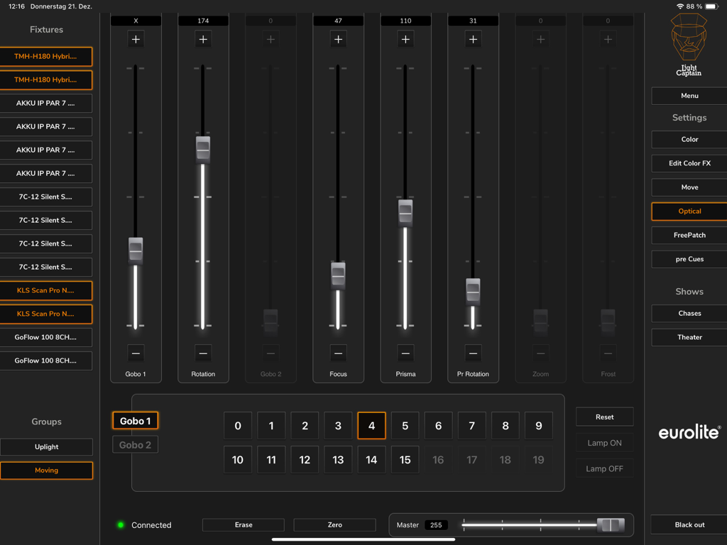 Light Captain - DMX Controller - iPad-Oberfläche des Light Captain DMX Controllers, die optische Einstellungen für Lichtgeräte zeigt, einschließlich Gobo-, Fokus- und Prisma-Steuerungen