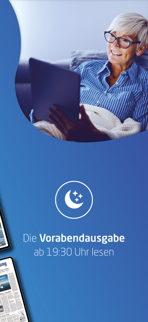 Une femme âgée sourit en lisant l'édition du soir du journal électronique VRM sur une tablette.