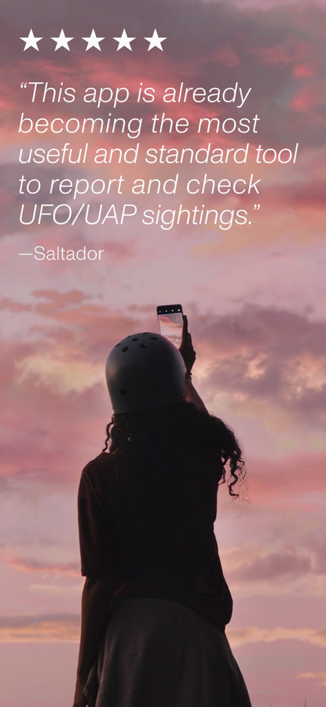 Benutzer hält ein Smartphone bei Sonnenuntergang zum Himmel, mit einer Fünf-Sterne-Bewertung für die Enigma UFO- und UAP-Reporting-App
