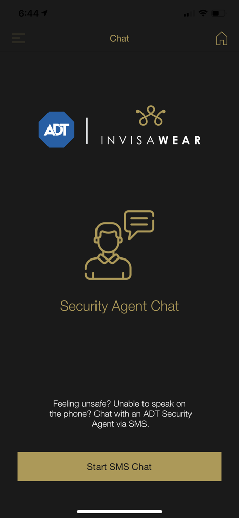 invisaWear - Ein Bildschirm einer mobilen App, der die invisaWear- und ADT-Logos mit einer Schaltfläche zum Starten eines SMS-Chats mit einem Sicherheitsagenten für Notfallsituationen zeigt.