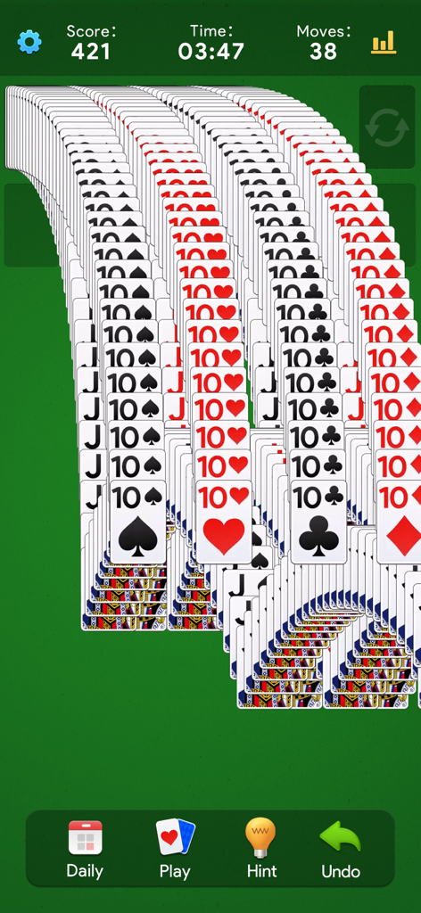 Solitaire Daily: Card Game - Animación de victoria del juego clásico de solitario con cartas cayendo sobre una mesa de fieltro verde