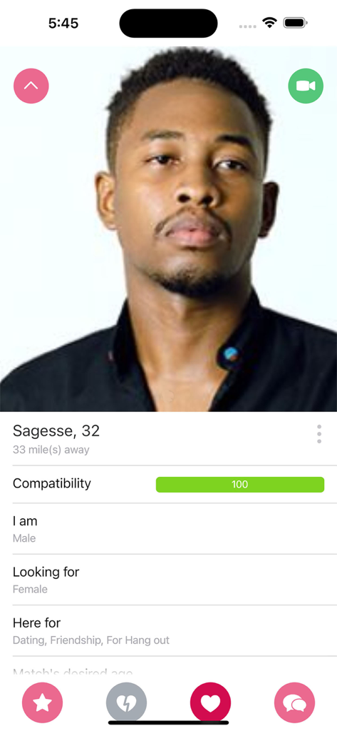 OneMeetUp Dating app:Chat&Date - Vista de perfil de usuario en la aplicación de citas OneMeetUp que muestra la puntuación de compatibilidad y los intereses de un usuario masculino