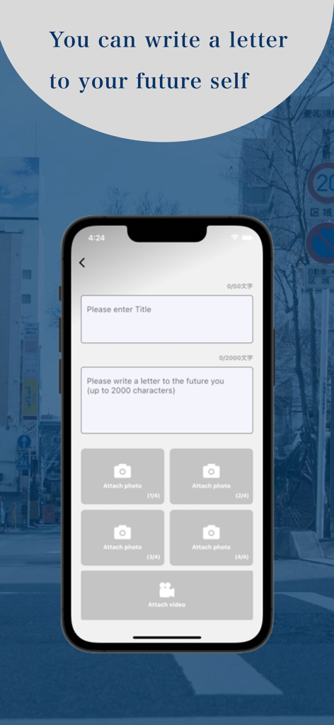 Pantalla de smartphone mostrando la interfaz de la aplicación para componer una carta a tu yo futuro con opciones para añadir fotos y vídeos