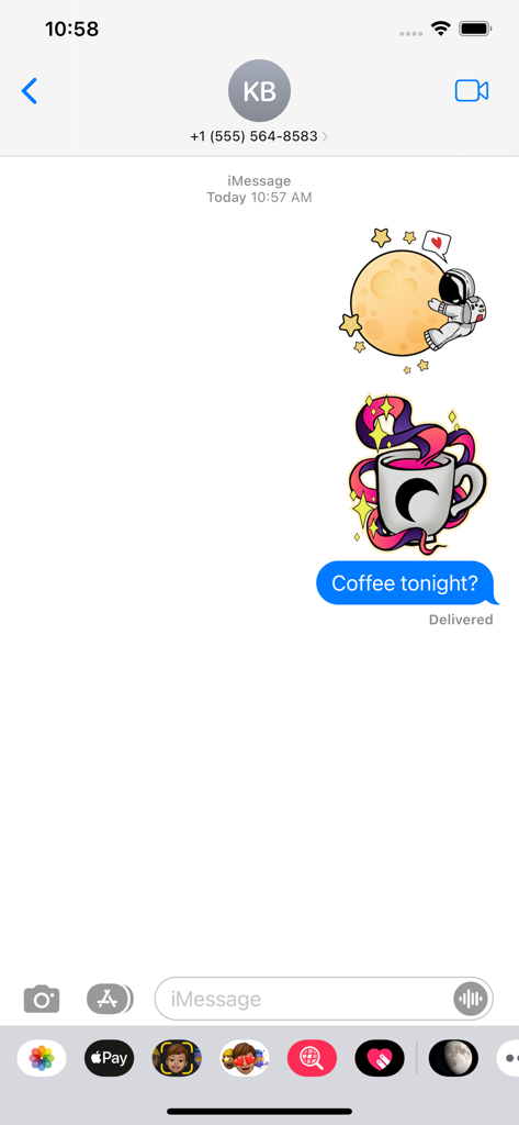 Captura de pantalla de pegatinas celestiales de iMessage, incluyendo un astronauta abrazando la luna y una taza de café cósmica.