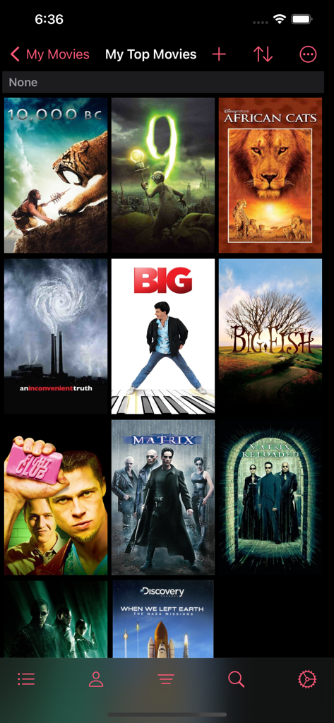 Uma estante de filmes digital mostrando uma grade de pôsteres de filmes no aplicativo MovieBuddy Pro