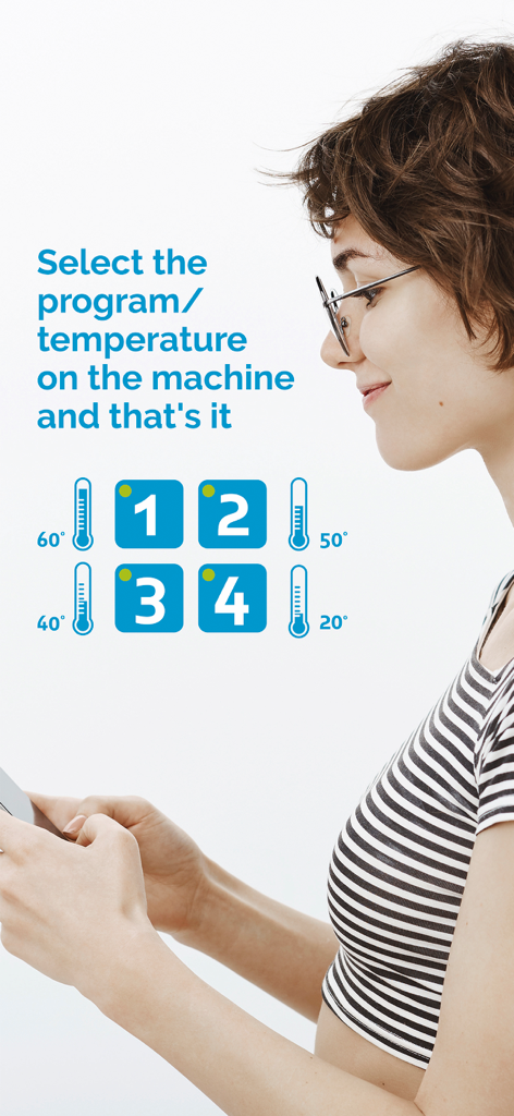 LAWASH - Persona che usa l'app LAWASH per selezionare il programma di lavaggio e la temperatura