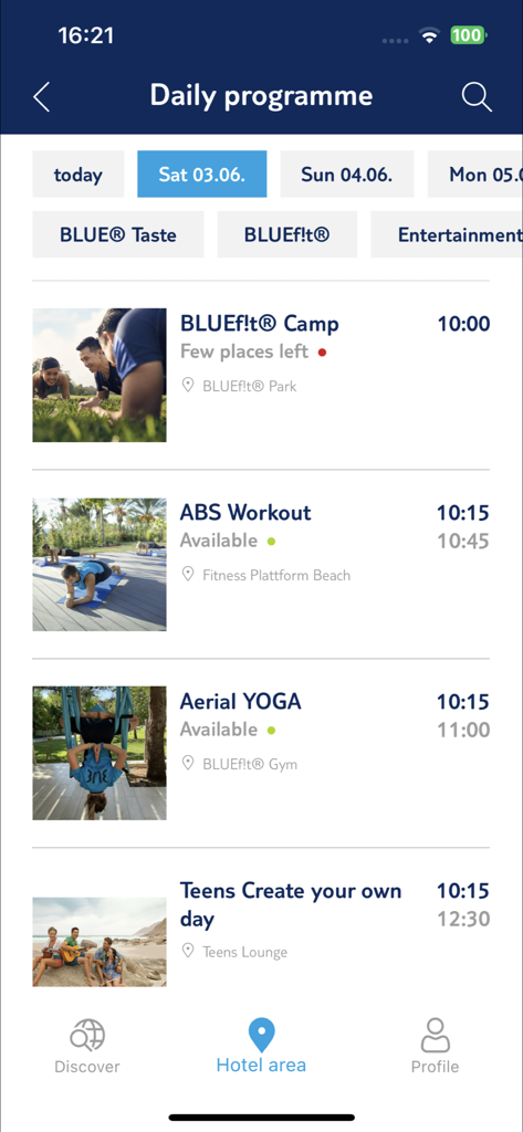 Horario de actividades diarias en la aplicación de planificación de vacaciones TUI BLUE que muestra clases de fitness y actividades para adolescentes.