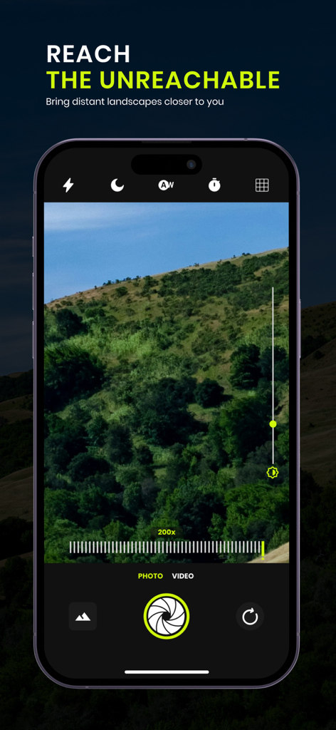 Pro Zoom 200x – Super Zoom Cam - Interfaz de cámara de smartphone con zoom 200x enfocado en una colina verde distante