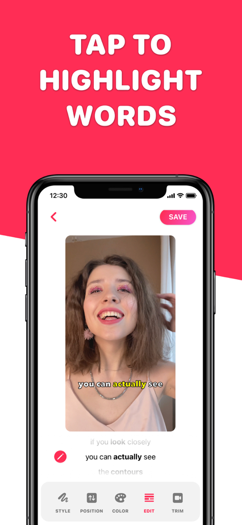 Interfaz de la aplicación móvil mostrando a un usuario resaltando una palabra específica en los subtítulos del vídeo para contenido de redes sociales