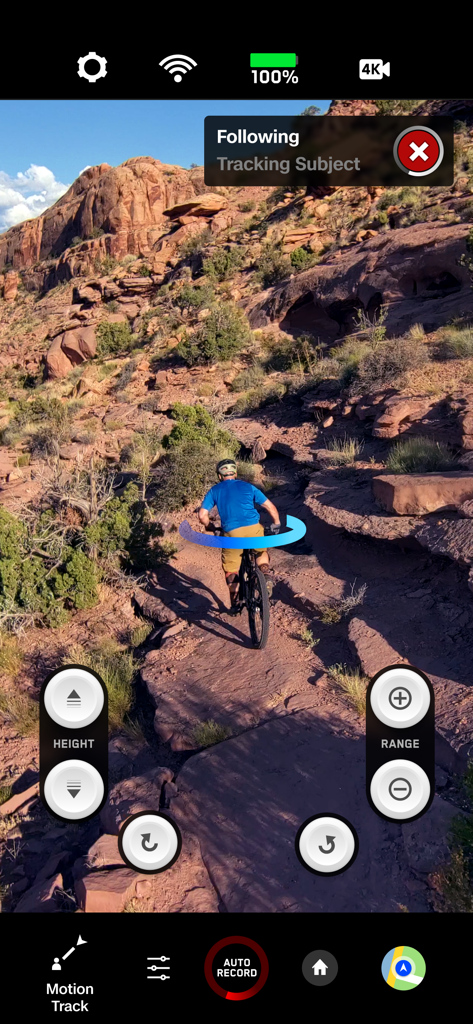 Skydio-App-Oberfläche mit autonomer Bewegungsverfolgung eines Mountainbikers auf einem felsigen Wüstenpfad