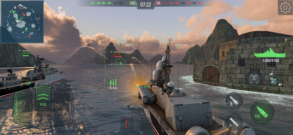 Jugabilidad táctica de combate naval en Force of Warships con buques de guerra luchando cerca de una fortaleza costera