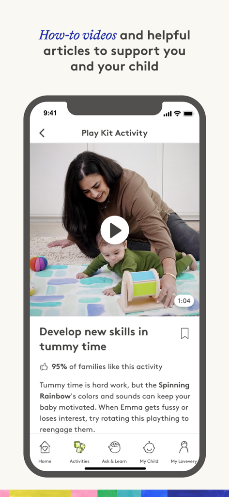 Lovevery: Baby & Toddler App - Schermata dell'app Lovevery che mostra una guida video per un'attività di tummy time per neonati con madre e figlio
