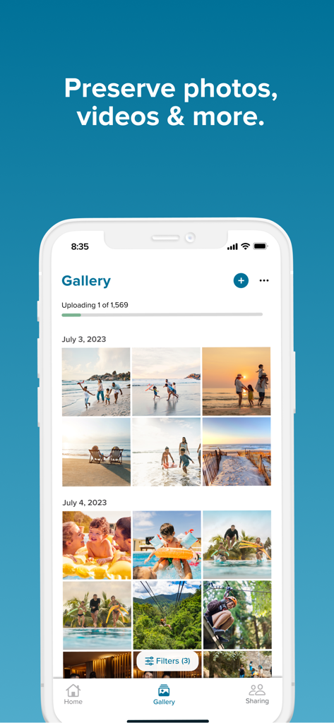 FOREVER® - 날짜별로 정리된 보존된 가족 사진 및 동영상을 보여주는 FOREVER 앱 갤러리 인터페이스.