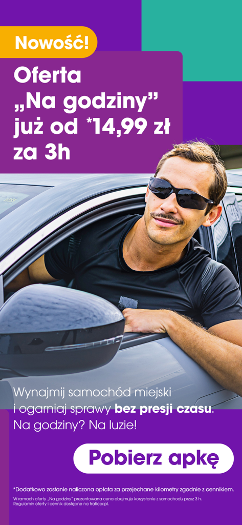 Um homem sorrindo e inclinado para fora da janela de um carro para uma oferta de aluguer por hora da Traficar