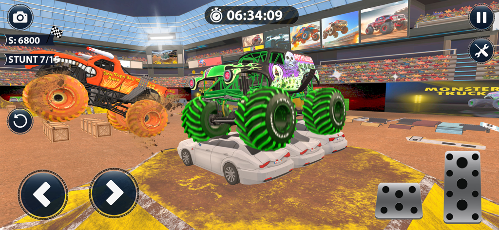 Monster Truck 4x4 Mania Racing - Un monster truck verde aplastando una fila de coches blancos en una arena de estadio en una competencia de acrobacias.