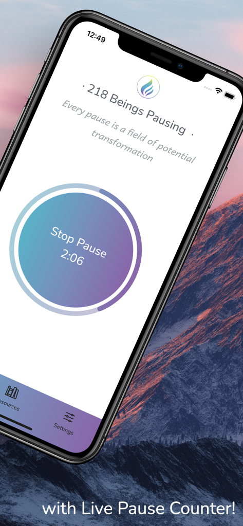 Smartphone-Bildschirm, der die Triple Flame App mit einer Live-Anzeige der innehaltenden Personen und einem Meditations-Countdown-Timer zeigt