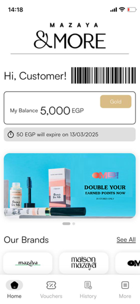 Mazaya and More - Pantalla de inicio de la aplicación móvil Mazaya and More que muestra un código de barras de saldo de miembro oro y un banner de recompensas de productos de belleza