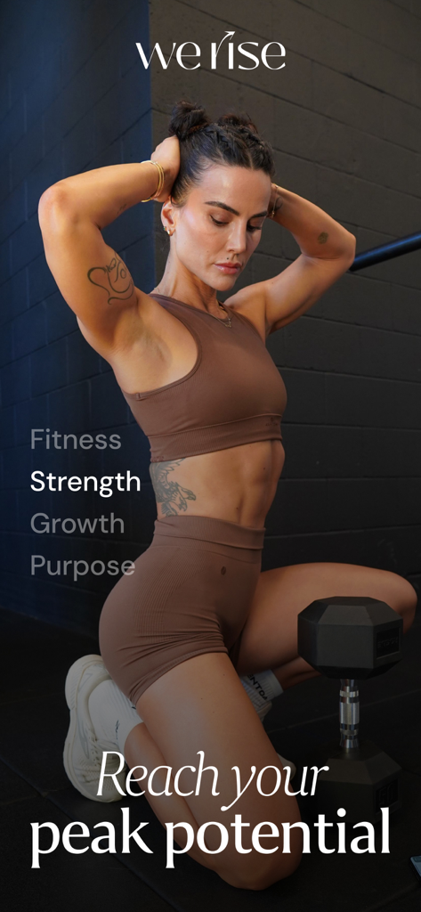 Senada Greca arrodillada en un gimnasio junto a una pesa para la aplicación de fitness WeRise