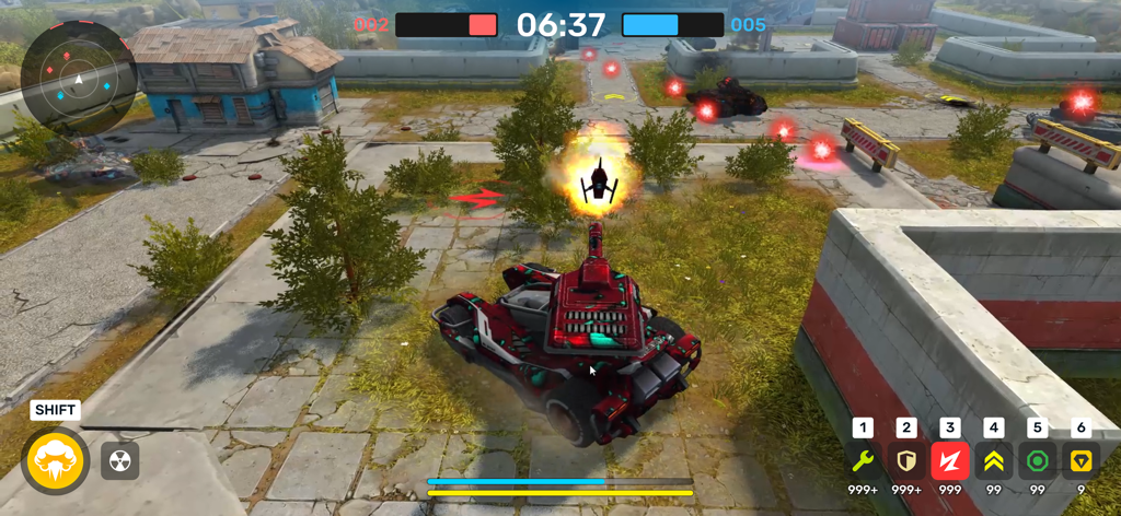 Um tanque vermelho personalizado disparando sua arma durante uma batalha PvP urbana em Tanki Online.