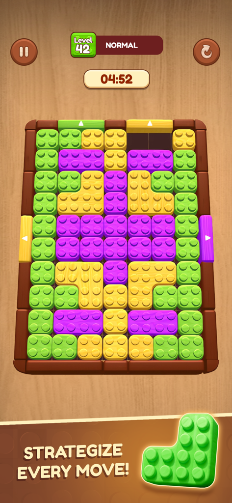 Wooden Slide: Block Escape - Uma tela de jogo móvel de Wooden Slide Block Escape mostrando blocos coloridos em um tabuleiro de puzzle de madeira.