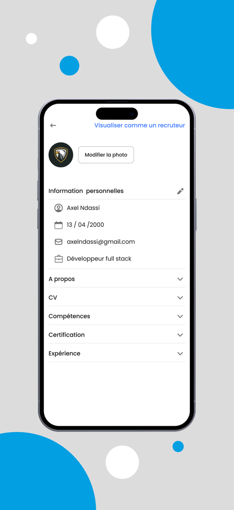 YoupiJob - Job seeking - Vue du profil professionnel d'un utilisateur dans l'application YoupiJob, présentant des informations personnelles et des sections d'historique de carrière pour un développeur full stack.