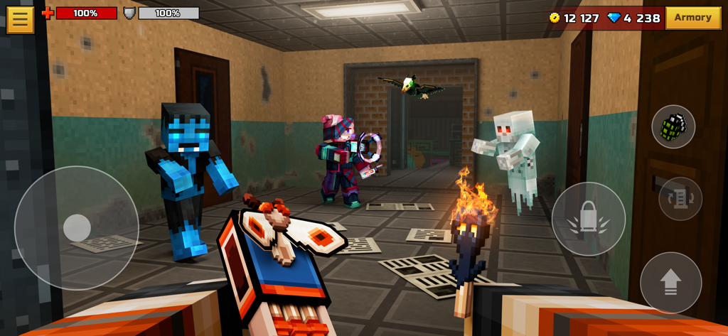 Pixel Gun 3D: Online Shooter - Vista en primera persona de la jugabilidad de Pixel Gun 3D con personajes de bloques y zombis en un pasillo.