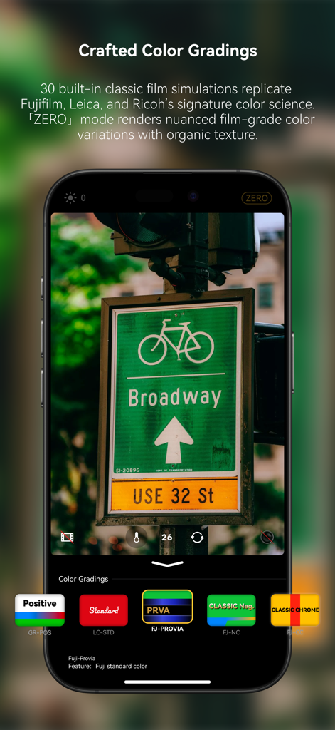 Fio Cam ：Zero-Process Film Cam - Interfaz de Fio Cam mostrando simulaciones de película incorporadas como Fuji Provia y Classic Chrome aplicadas a una foto callejera.