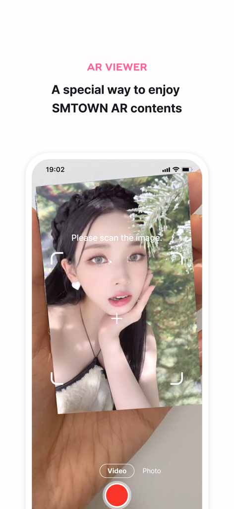 The AR Viewer feature in the SMTOWN official app scanning a K-pop idol photocard to reveal augmented reality content.