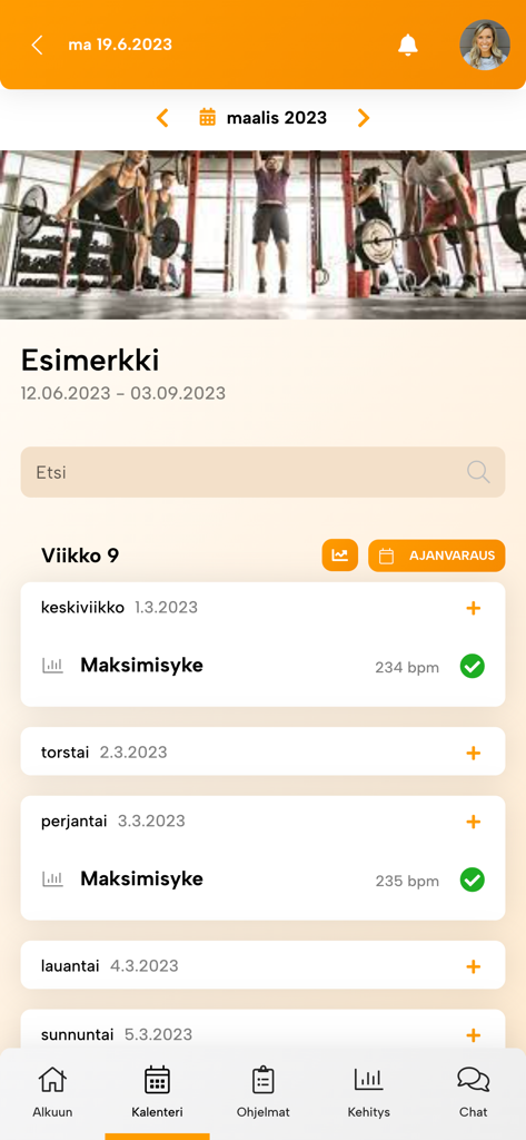 Calendar view of the Fressi coaching app showing weekly training schedule and heart rate tracking metrics in Finnish.