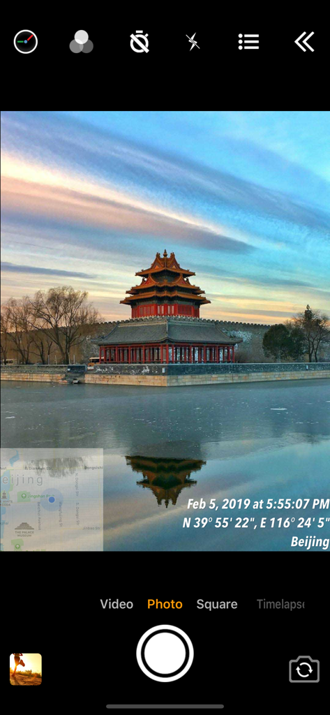 Screenshot von Timestamp Camera Basic, das ein Foto mit Datum, Uhrzeit, GPS-Koordinaten und Kartenüberlagerung zeigt