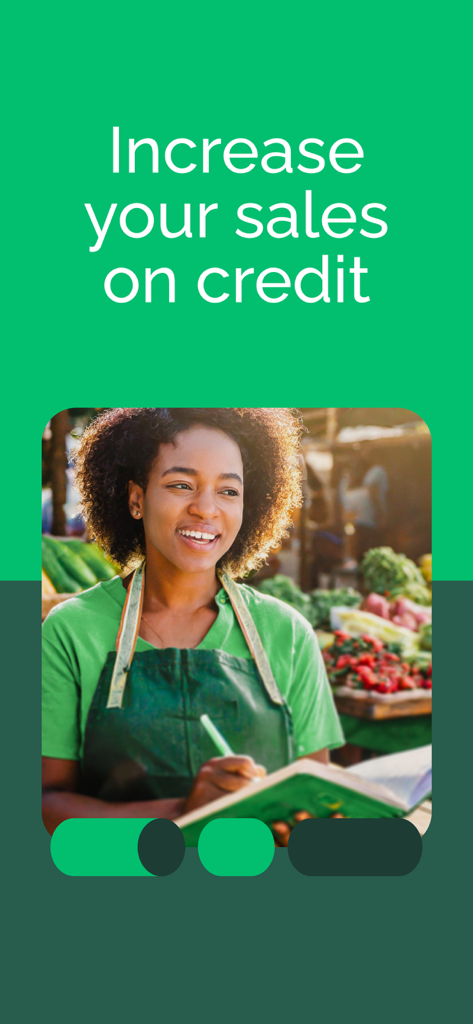 Crediado - Sales management - Uma empreendedora sorridente em uma barraca de mercado escrevendo em um caderno.