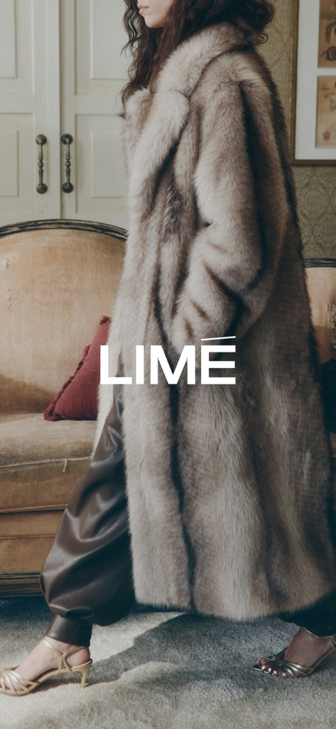 LIMÉ - LIMEのロゴが付いた、ロングファーコートとレザーパンツを着た女性