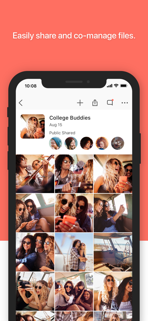 Interfaccia dell'app Synology Photos che mostra un album condiviso intitolato Compagni di college con più collaboratori e una griglia di foto di gruppo
