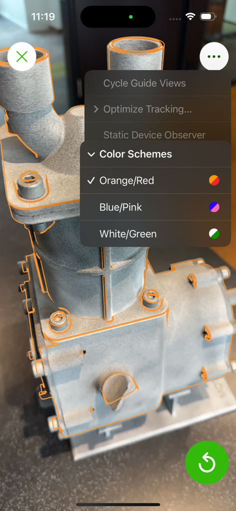 La aplicación móvil Vuforia Creator demuestra el seguimiento de modelos de RA en una pieza mecánica con configuraciones de esquema de color personalizables