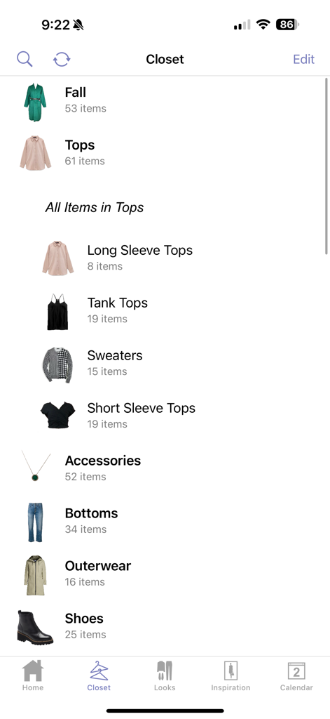 Stylebook - Uma tela de inventário de closet digital no aplicativo Stylebook exibindo categorias de roupas como blusas, calças e acessórios com contagens de itens.