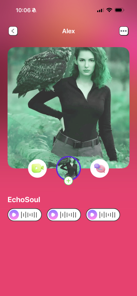 Taggo - Adult Companion，Chat - EchoSoulアプリで、ボイスメッセージオプションを備えたAlexという名前のAIコンパニオンのプロファイルを表示するインターフェイス。