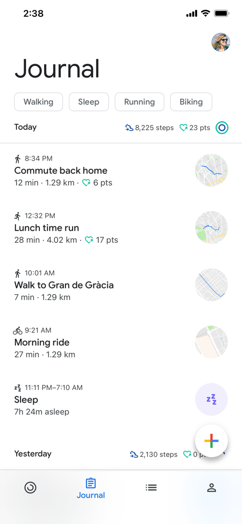 Google Fit: Activity Tracker - Onglet Journal de l'application Google Fit montrant une chronologie quotidienne des données de marche, de course, de vélo et de sommeil.