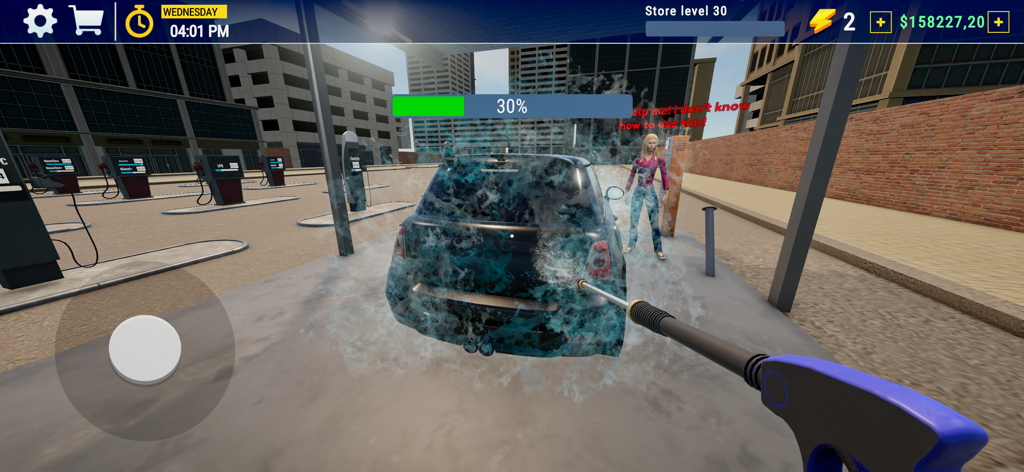 Una vista en primera persona de un jugador lavando un coche negro usando una manguera de agua a alta presión en City Gas Station Simulator 3D.