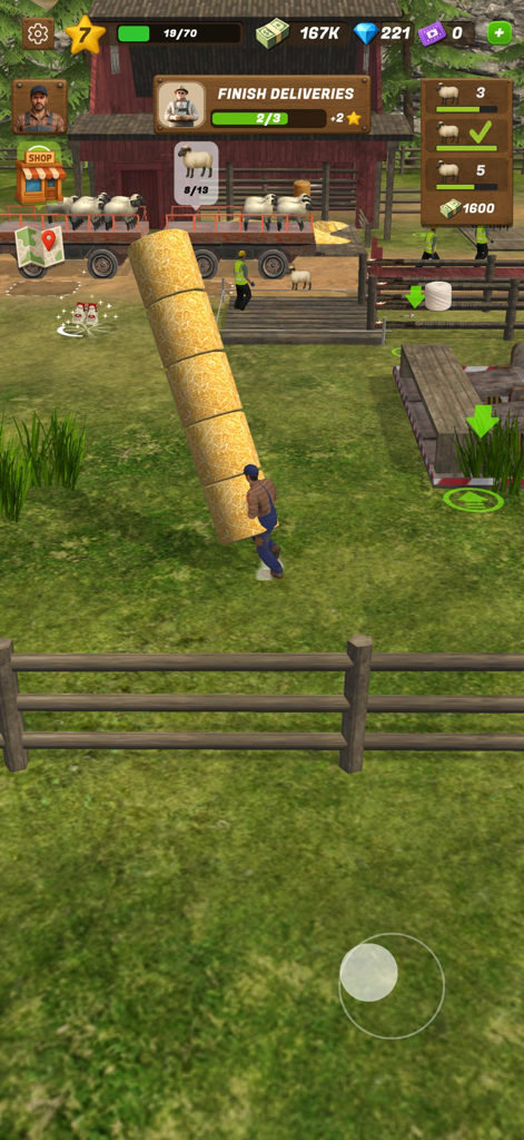 Tractor Delivery Farm - Un personaje cargando una alta pila de fardos de heno en una granja en el juego móvil Tractor Delivery Farm.