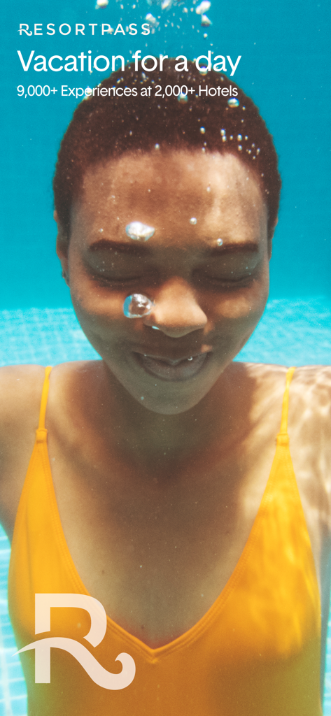 Donna sorridente sott'acqua in una piscina di lusso di un resort con testo ResortPass vacanza per un giorno