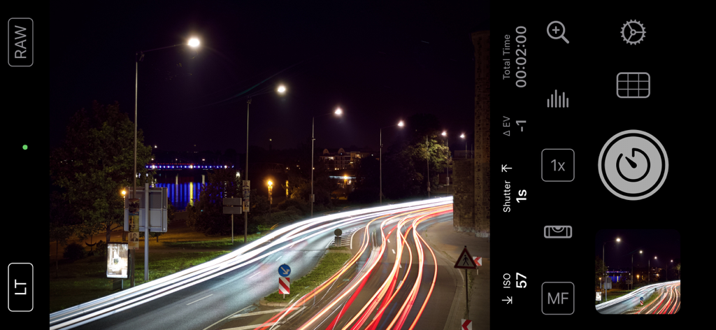 Interfaccia dell'app Even Longer che mostra una foto a lunga esposizione di scie luminose del traffico cittadino