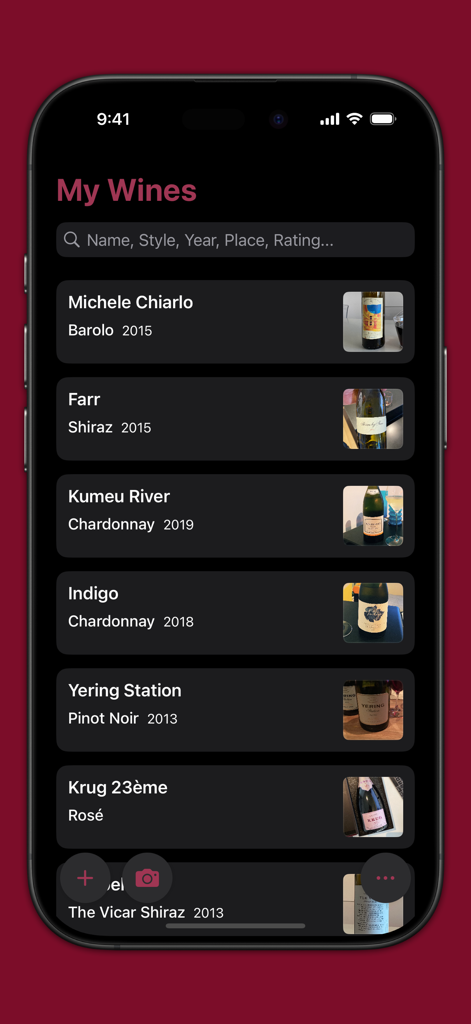 Una pantalla de smartphone mostrando la interfaz de la aplicación My Wines con una lista privada de vinos registrados que incluyen fotos y detalles de la añada.