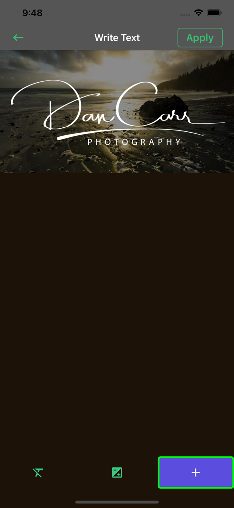 Interface de edição do aplicativo Photo Lab mostrando como adicionar uma marca d'água de texto personalizada a uma foto paisagem.