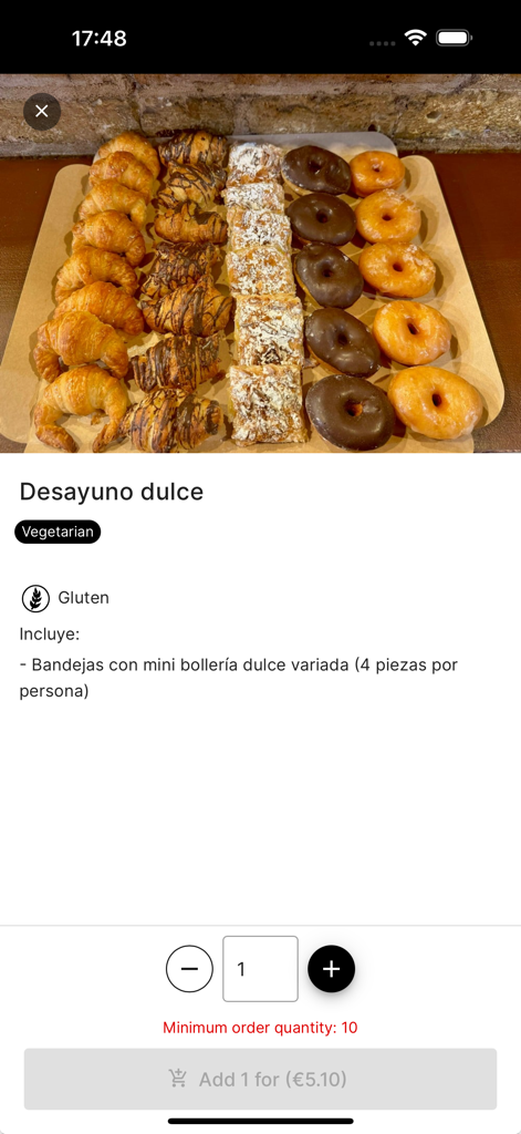 Kombo - Komboアプリでの企業向け甘い朝食ケータリング注文用の、様々なミニクロワッサンとドーナツのトレイ。