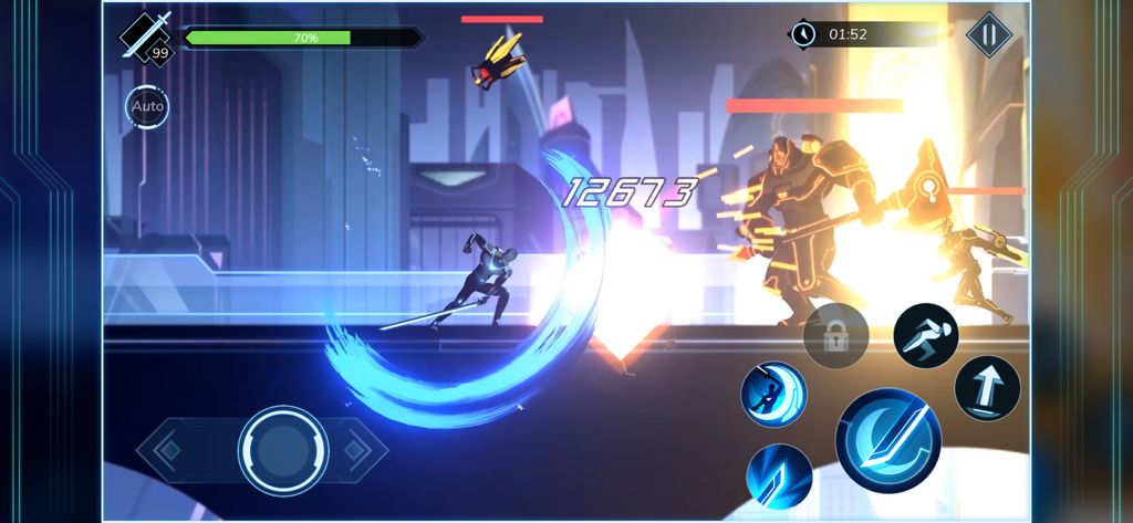 Personaje ciber ninja realizando un tajo de espada azul brillante contra un robot dorado gigante en una ciudad futurista.