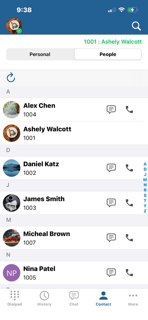 Lista de contactos de la aplicación móvil FortiFone que muestra nombres de empleados y extensiones de negocios