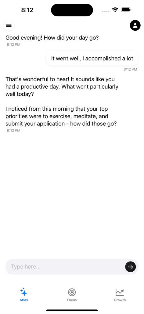 Atlas AI Coach - Interfaz de la aplicación Atlas AI Coach que muestra una conversación donde la IA recuerda y pregunta sobre las prioridades diarias del usuario
