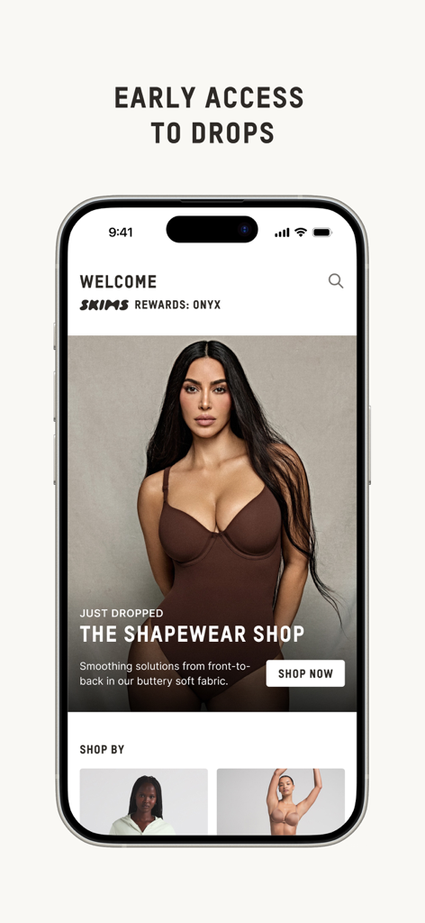 A tela inicial do aplicativo SKIMS exibindo acesso antecipado a lançamentos com Kim Kardashian usando modeladores